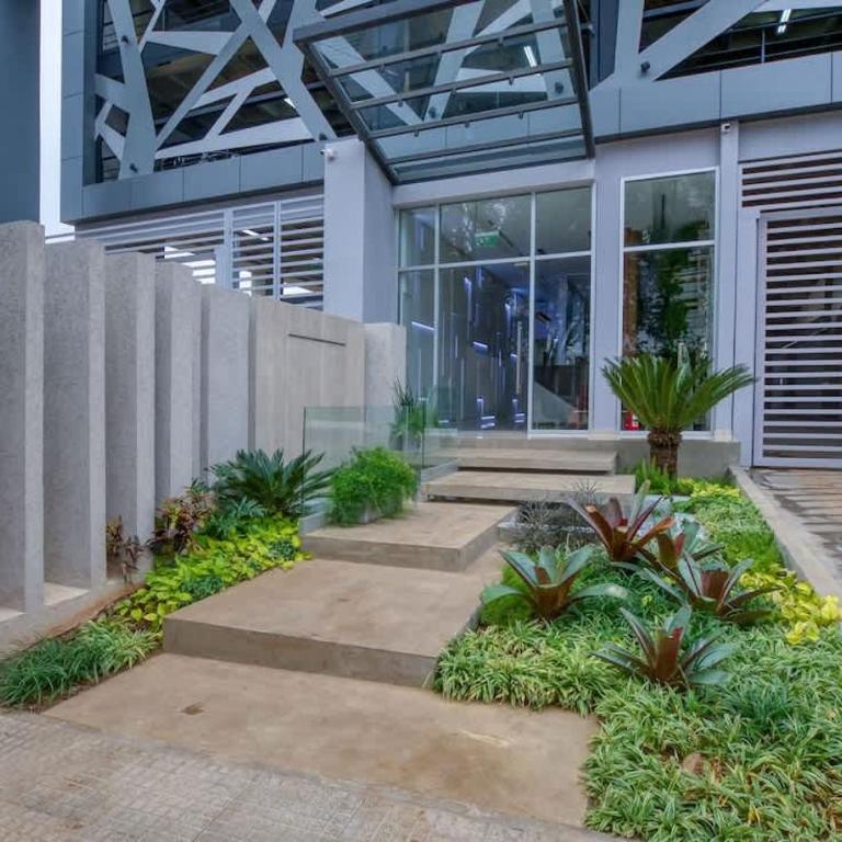 Stylish 2BR Pool Gym City Views Prime Spot - Apartamento - 25