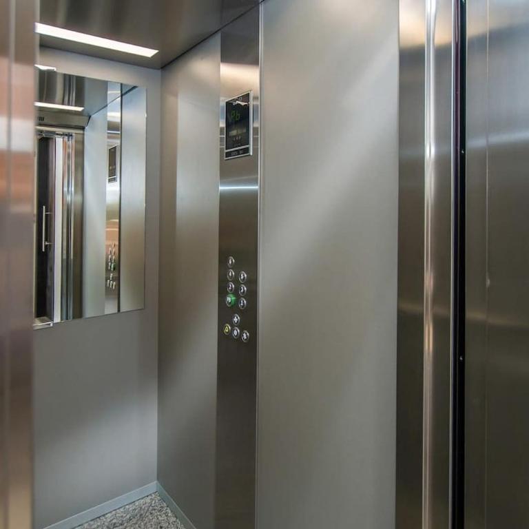 Modern and Cozy 2 BR Apt with Pool Free Parking - Apartment - 9