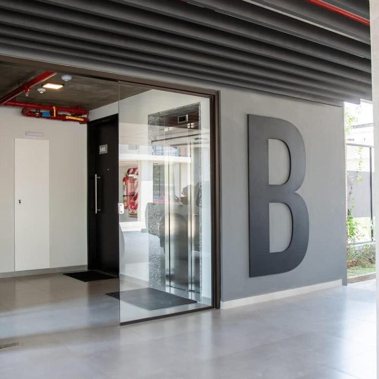 Modern 2BR Apt with Balcony Free Parking B53 - Apartamento - 13