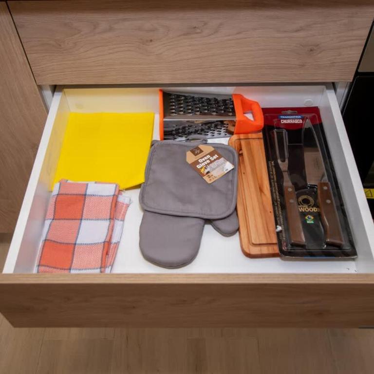 Cozy Studio 200Mbps Gym & Pool Walk to Malls - Apartment - 9