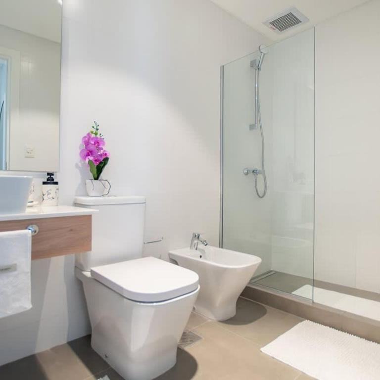 Prime Location 1BR apt Steps from Mall - Apartment - 25