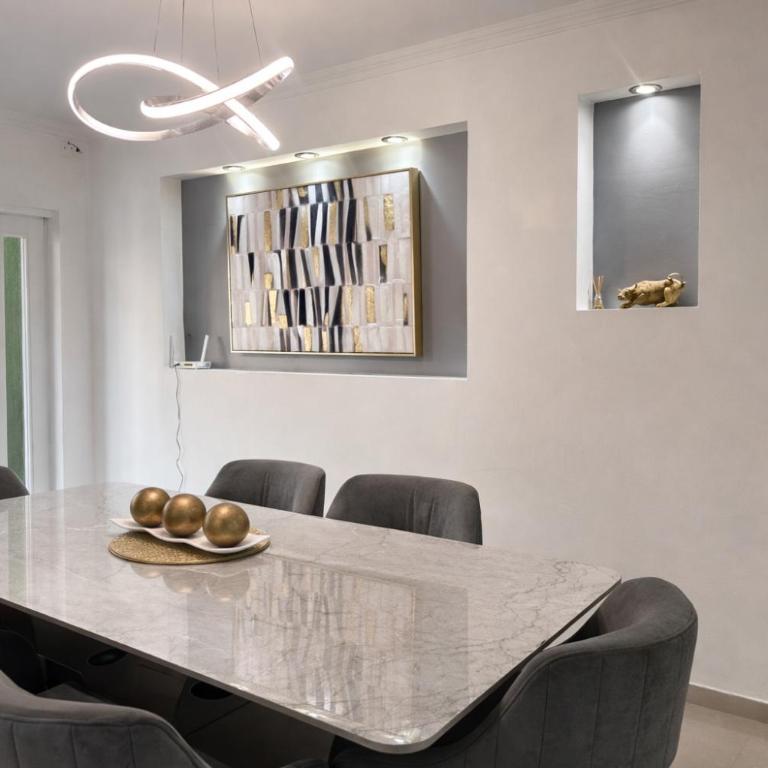 Casa con jacuzzi en La Aurora, Guayaquil, 3 habitaciones, ideal para familias, con sala, comedor y cocina equipada - Three-Bedroom Apartment - 2