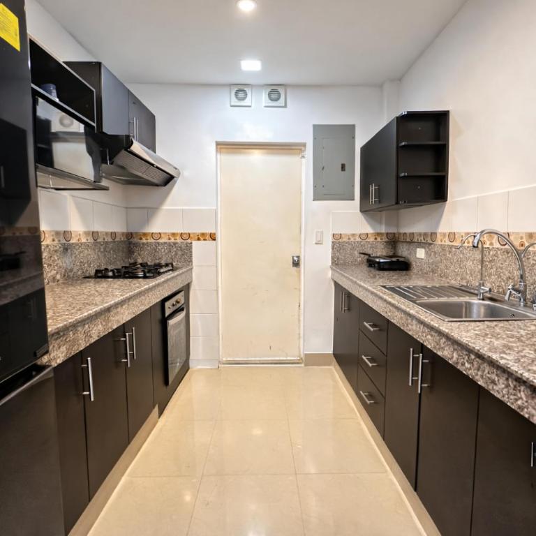 Casa con jacuzzi en La Aurora, Guayaquil, 3 habitaciones, ideal para familias, con sala, comedor y cocina equipada - Three-Bedroom Apartment - 15
