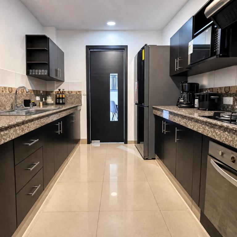 Casa con jacuzzi en La Aurora, Guayaquil, 3 habitaciones, ideal para familias, con sala, comedor y cocina equipada - Three-Bedroom Apartment - 22