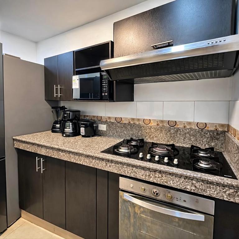 Casa con jacuzzi en La Aurora, Guayaquil, 3 habitaciones, ideal para familias, con sala, comedor y cocina equipada - Three-Bedroom Apartment - 34