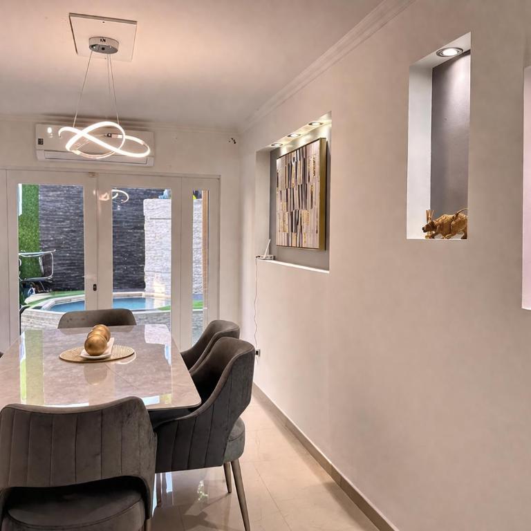 Casa con jacuzzi en La Aurora, Guayaquil, 3 habitaciones, ideal para familias, con sala, comedor y cocina equipada - Three-Bedroom Apartment - 35