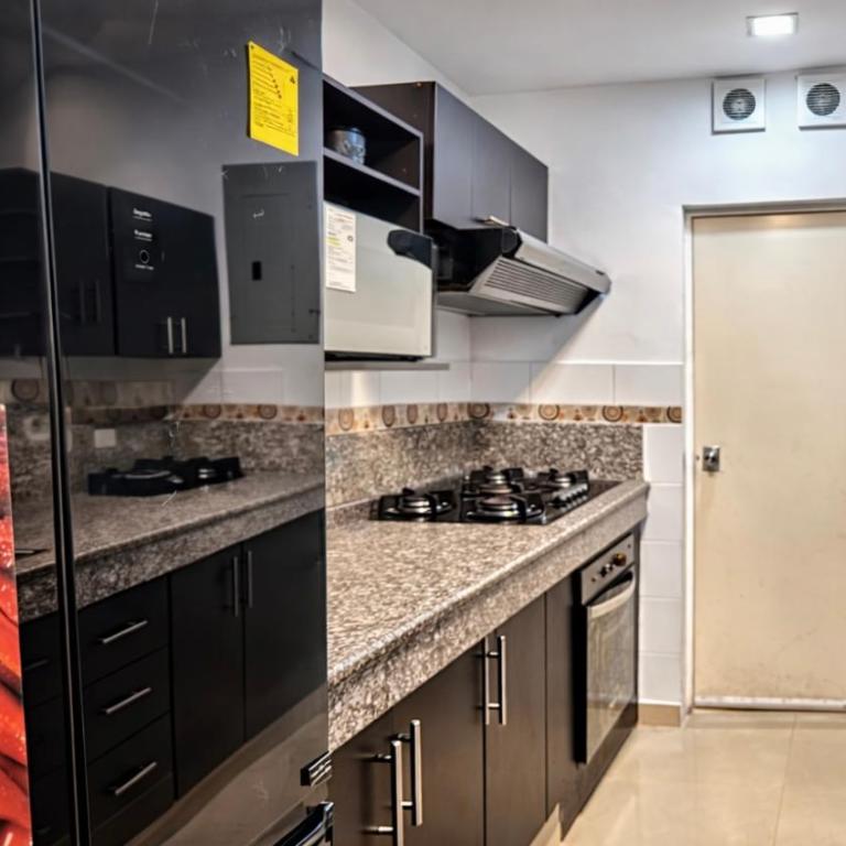 Casa con jacuzzi en La Aurora, Guayaquil, 3 habitaciones, ideal para familias, con sala, comedor y cocina equipada - Three-Bedroom Apartment - 36