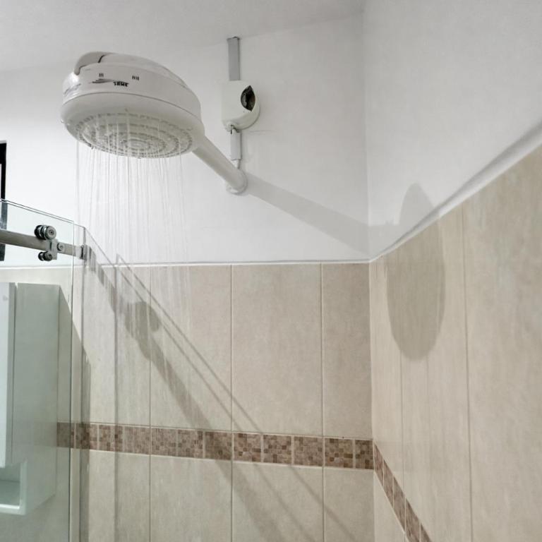 Casa con jacuzzi en La Aurora, Guayaquil, 3 habitaciones, ideal para familias, con sala, comedor y cocina equipada - Three-Bedroom Apartment - 42