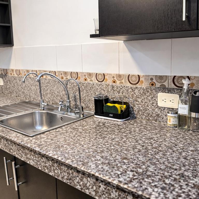 Casa con jacuzzi en La Aurora, Guayaquil, 3 habitaciones, ideal para familias, con sala, comedor y cocina equipada - Three-Bedroom Apartment - 47