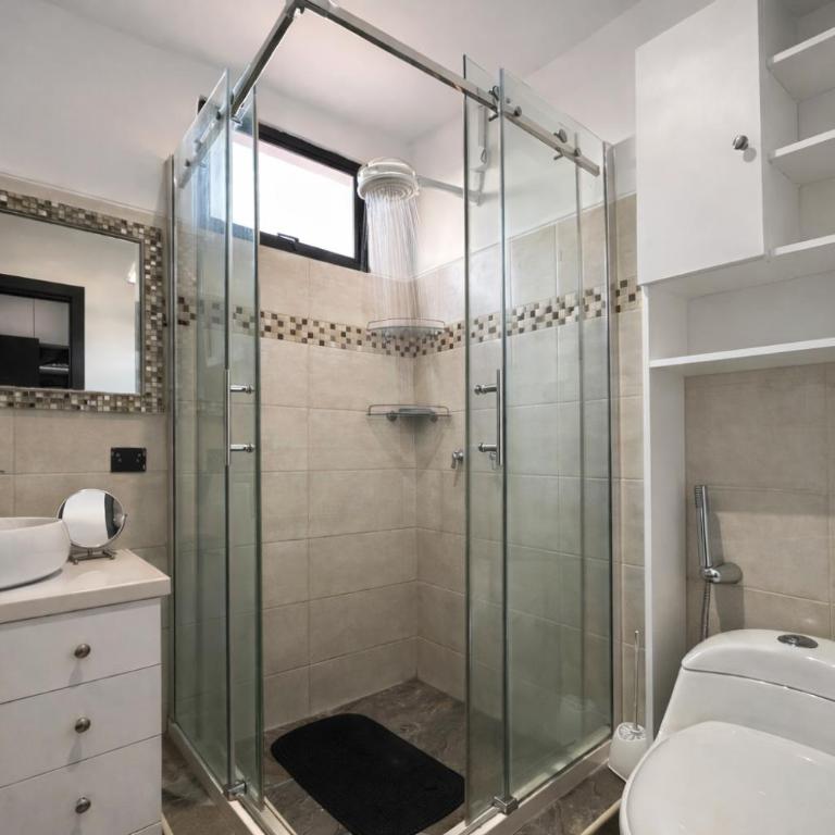 Casa con jacuzzi en La Aurora, Guayaquil, 3 habitaciones, ideal para familias, con sala, comedor y cocina equipada - Three-Bedroom Apartment - 48