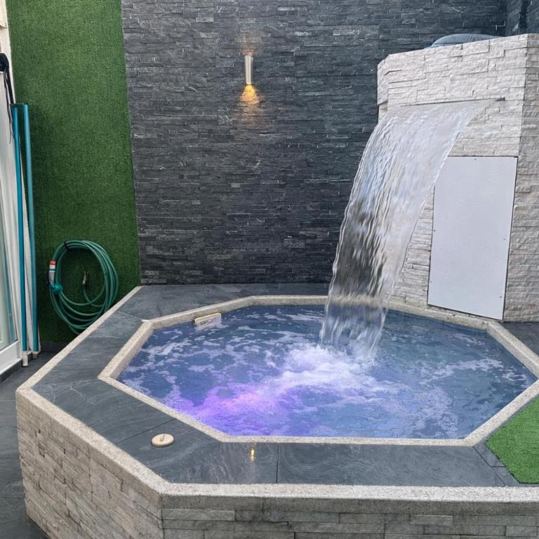 Casa con jacuzzi en La Aurora, Guayaquil, 3 habitaciones, ideal para familias, con sala, comedor y cocina equipada - Three-Bedroom Apartment - 50