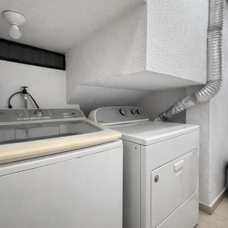 Casa con jacuzzi en La Aurora, Guayaquil, 3 habitaciones, ideal para familias, con sala, comedor y cocina equipada - Three-Bedroom Apartment - 56