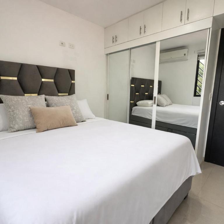 Casa con jacuzzi en La Aurora, Guayaquil, 3 habitaciones, ideal para familias, con sala, comedor y cocina equipada - Three-Bedroom Apartment - 57
