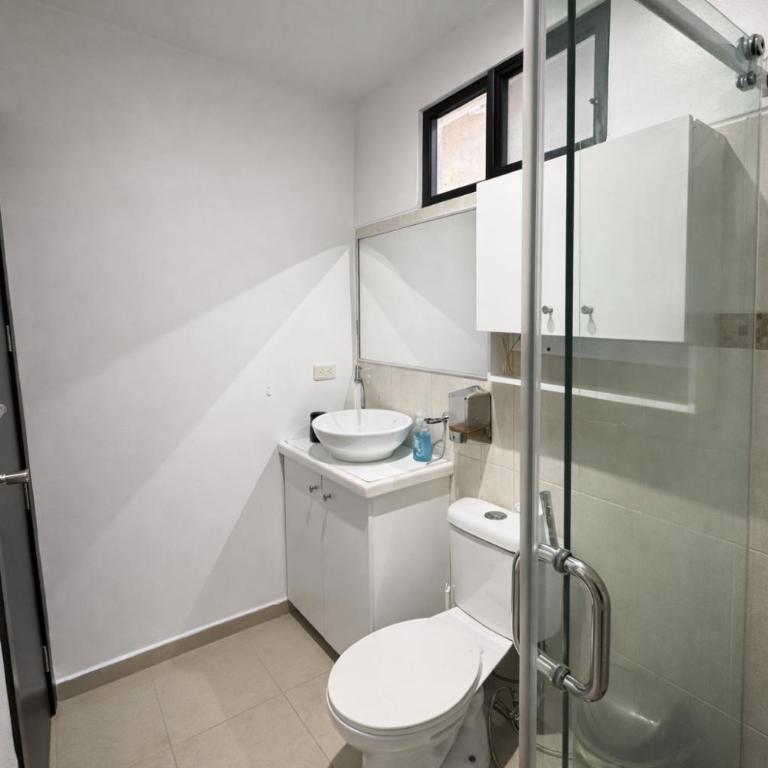 Casa con jacuzzi en La Aurora, Guayaquil, 3 habitaciones, ideal para familias, con sala, comedor y cocina equipada - Three-Bedroom Apartment - 59