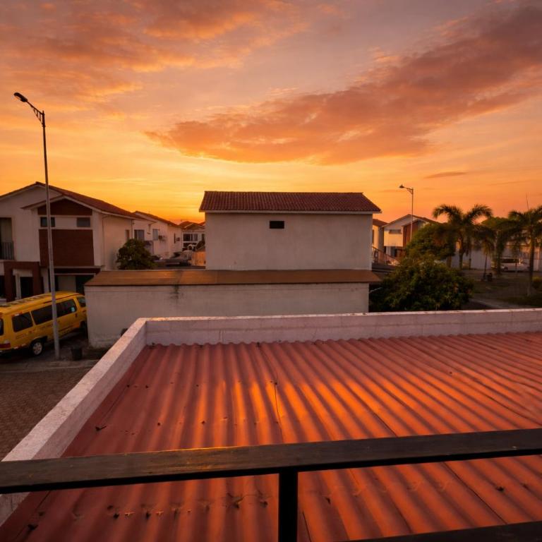 Casa con jacuzzi en La Aurora, Guayaquil, 3 habitaciones, ideal para familias, con sala, comedor y cocina equipada - Three-Bedroom Apartment - 62