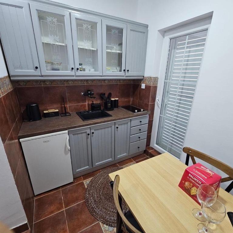 Apartmani Sunce - Double Room with Mountain View - 4