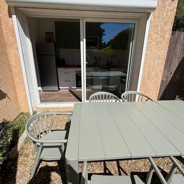 Bas de villa et jardin privatifs - à 10 mins à pieds des plages & parking - Les Bambous - Maison de Vacances 3 Chambres - 4