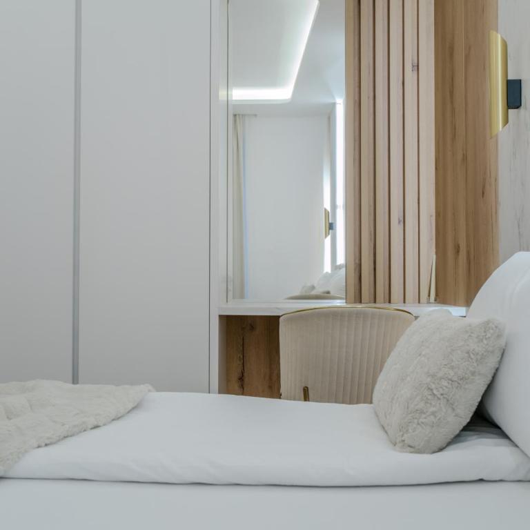 Mona Luxury Apartments - Free Garage Parking - One-Bedroom Apartment - 4