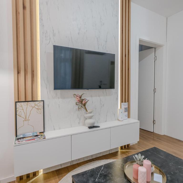 Mona Luxury Apartments - Free Garage Parking - One-Bedroom Apartment - 5
