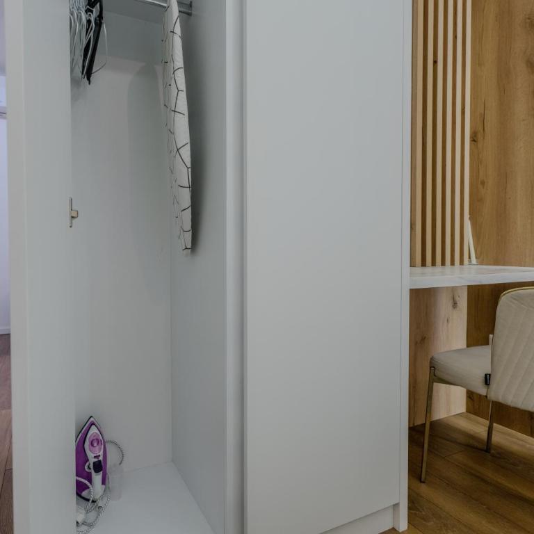 Mona Luxury Apartments - Free Garage Parking - One-Bedroom Apartment - 11