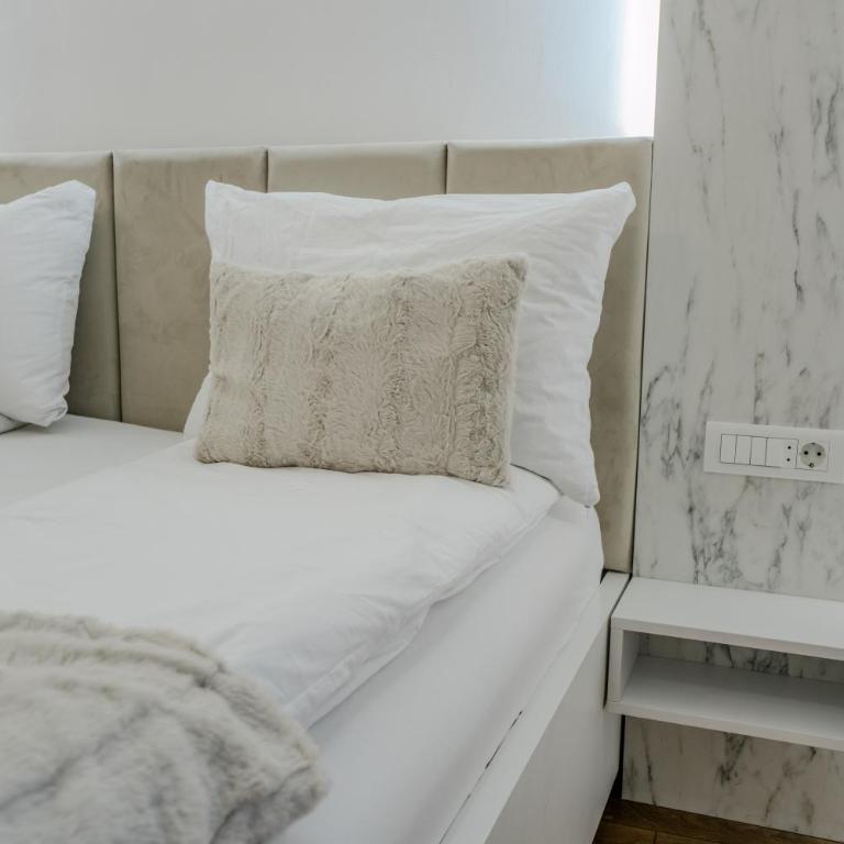 Mona Luxury Apartments - Free Garage Parking - One-Bedroom Apartment - 3