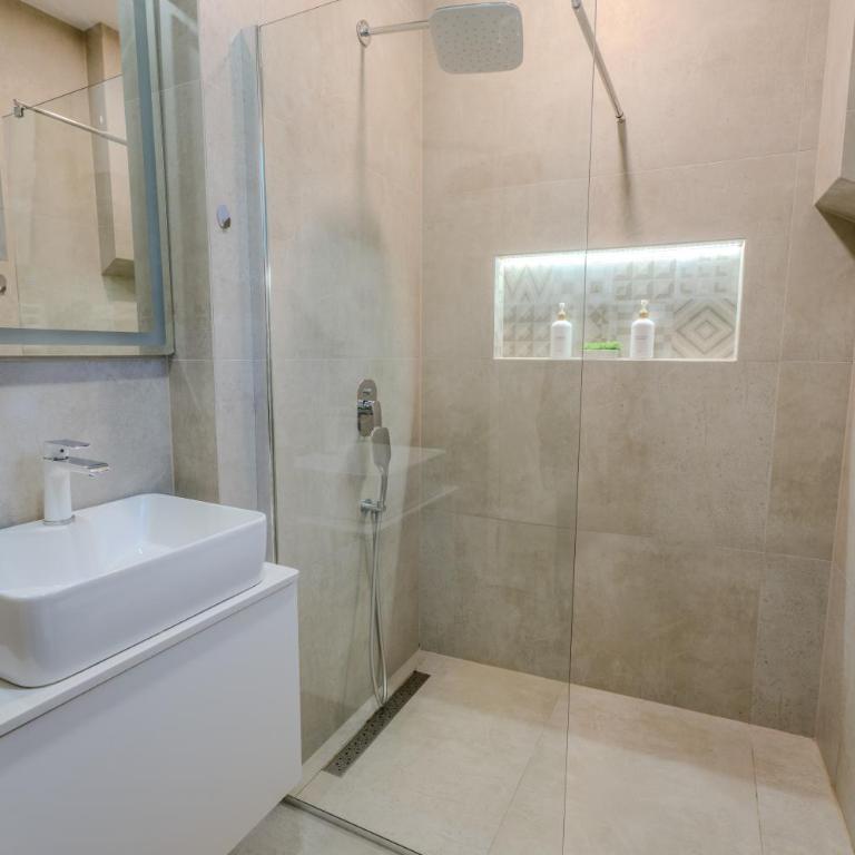 Mona Luxury Apartments - Free Garage Parking - One-Bedroom Apartment - 6
