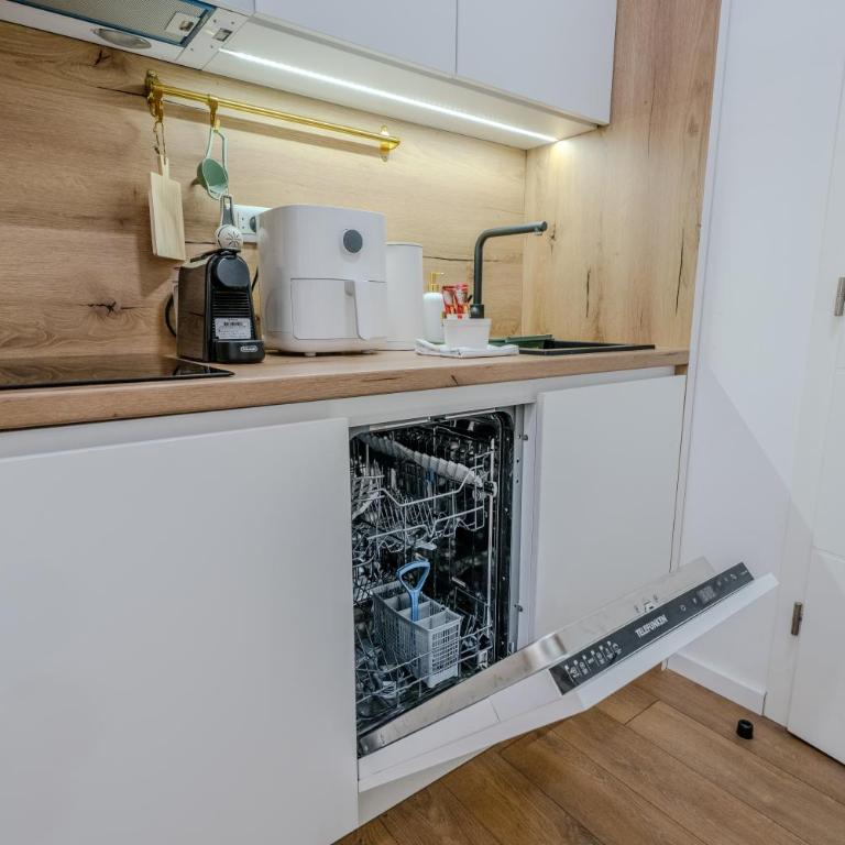 Mona Luxury Apartments - Free Garage Parking - One-Bedroom Apartment - 23