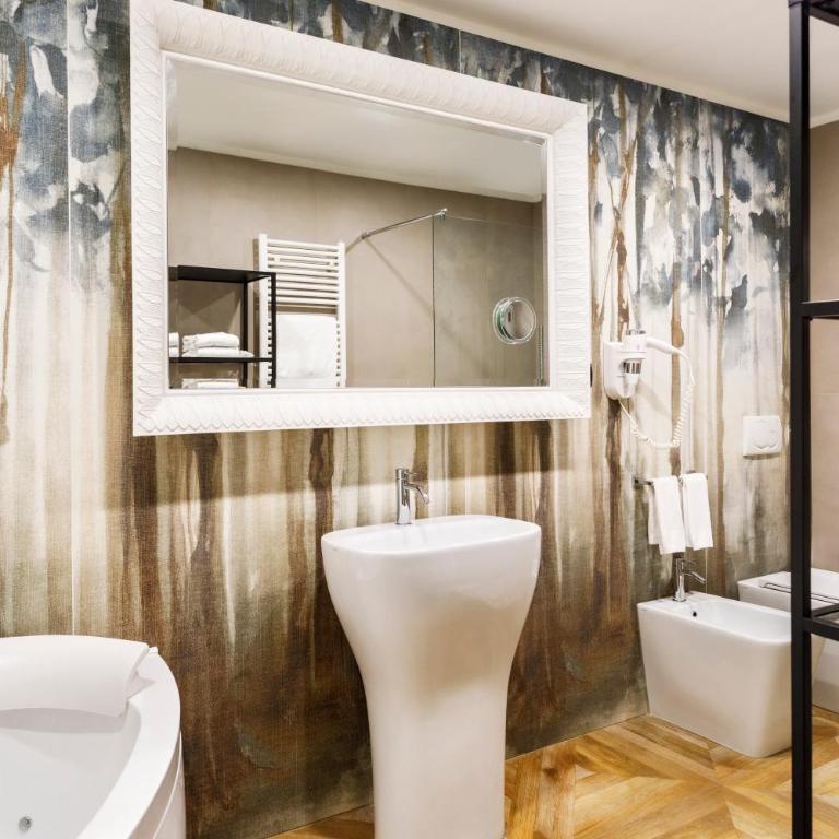Best Western Plus Royal Superga Hotel - King Suite with Balcony - 4