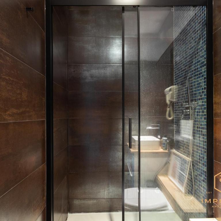 Imperium Vittorio Central Guesthouse - 4 BDR, City Center, 100mt to train station, pvt bathrooms, A-C - Camera Matrimoniale con Bagno Privato - 8