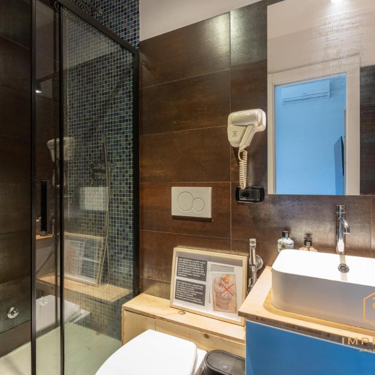 Imperium Vittorio Central Guesthouse - 4 BDR, City Center, 100mt to train station, pvt bathrooms, A-C - Camera Matrimoniale con Bagno Privato - 5