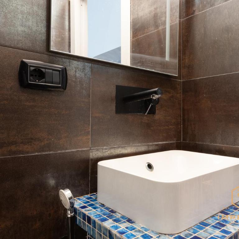 Imperium Vittorio Central Guesthouse - 4 BDR, City Center, 100mt to train station, pvt bathrooms, A-C - Camera Matrimoniale con Bagno Privato Esterno - 10