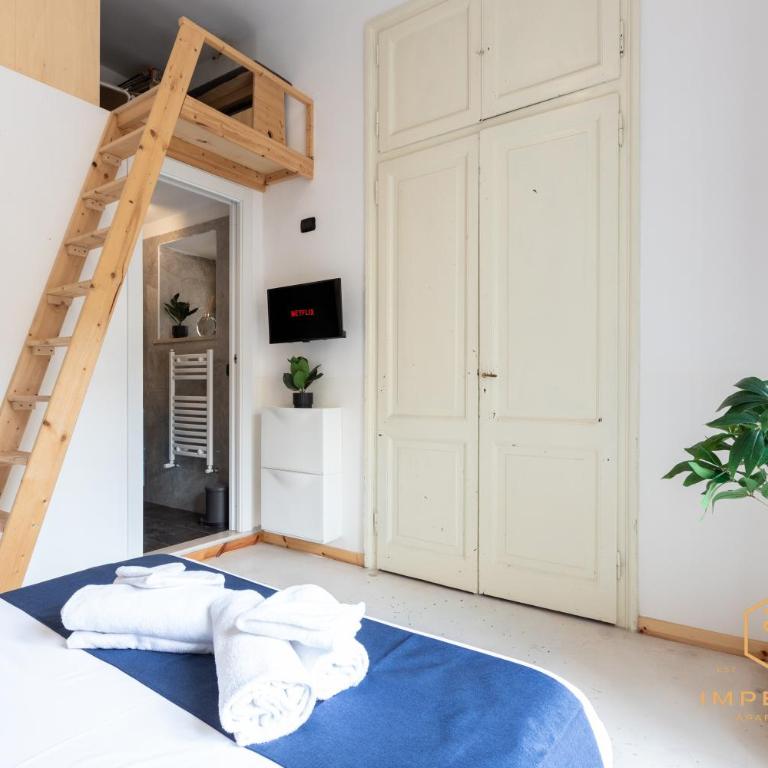 Imperium Vittorio Central Guesthouse - 4 BDR, City Center, 100mt to train station, pvt bathrooms, A-C - Camera Matrimoniale con Balcone - 5