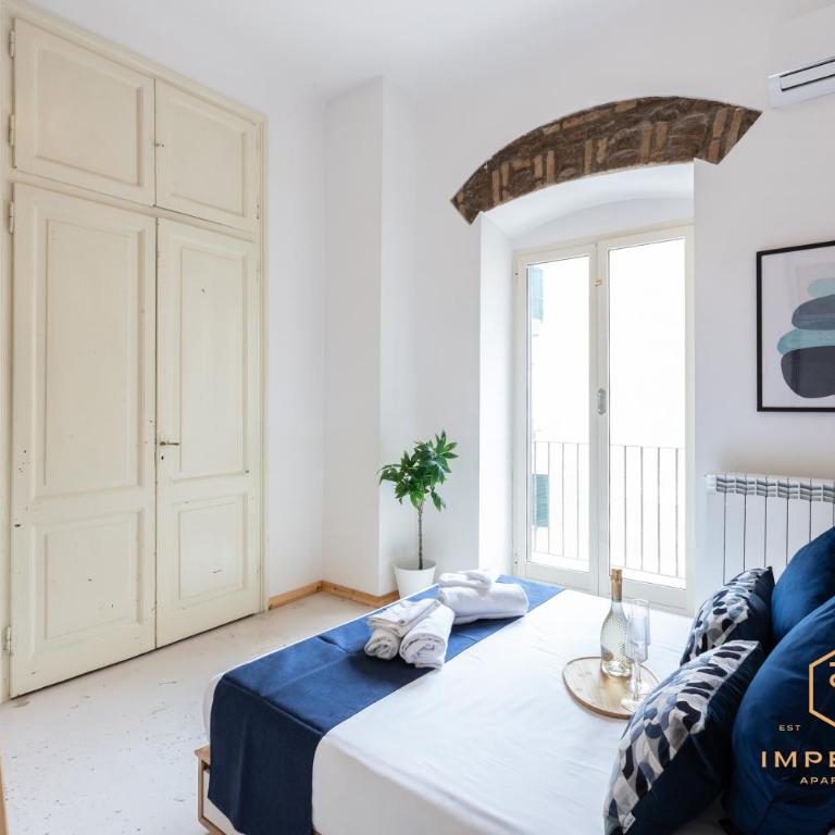 Imperium Vittorio Central Guesthouse - 4 BDR, City Center, 100mt to train station, pvt bathrooms, A-C - Camera Matrimoniale con Balcone - 2