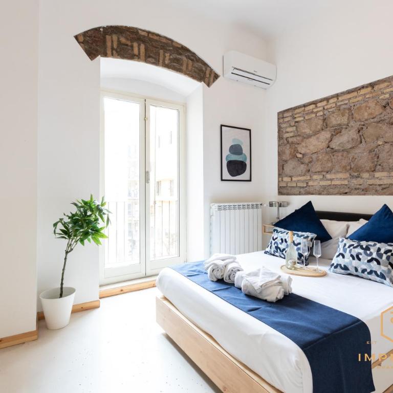 Imperium Vittorio Central Guesthouse - 4 BDR, City Center, 100mt to train station, pvt bathrooms, A-C - Camera Matrimoniale con Balcone - 1