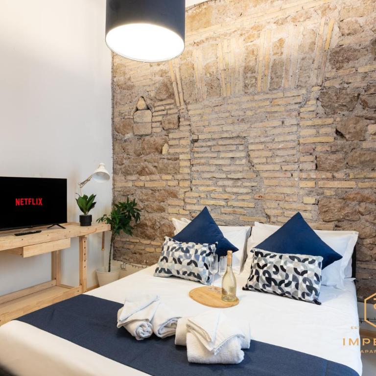Imperium Vittorio Central Guesthouse - 4 BDR, City Center, 100mt to train station, pvt bathrooms, A-C - Camera Matrimoniale con Bagno Privato Esterno - 2