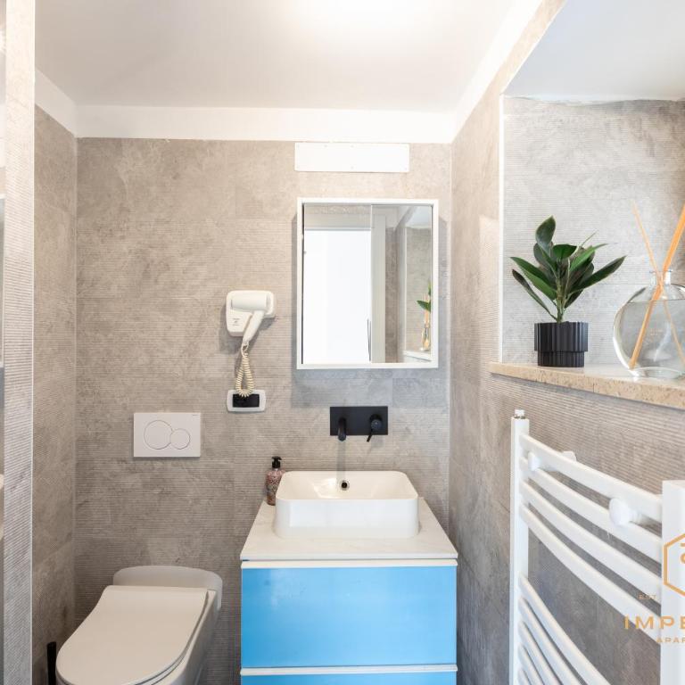 Imperium Vittorio Central Guesthouse - 4 BDR, City Center, 100mt to train station, pvt bathrooms, A-C - Camera Matrimoniale con Balcone - 6