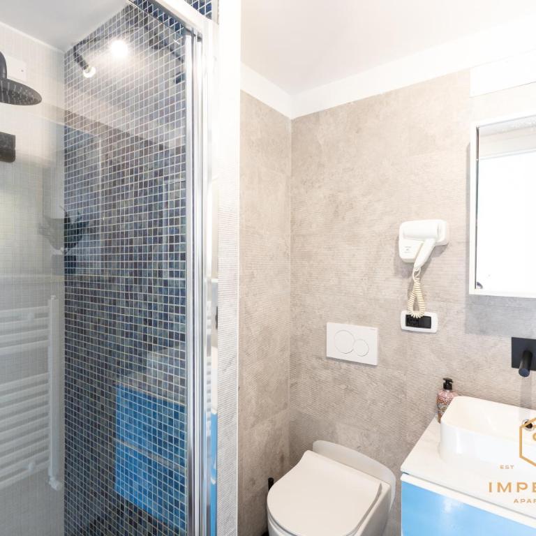 Imperium Vittorio Central Guesthouse - 4 BDR, City Center, 100mt to train station, pvt bathrooms, A-C - Camera Matrimoniale con Balcone - 8