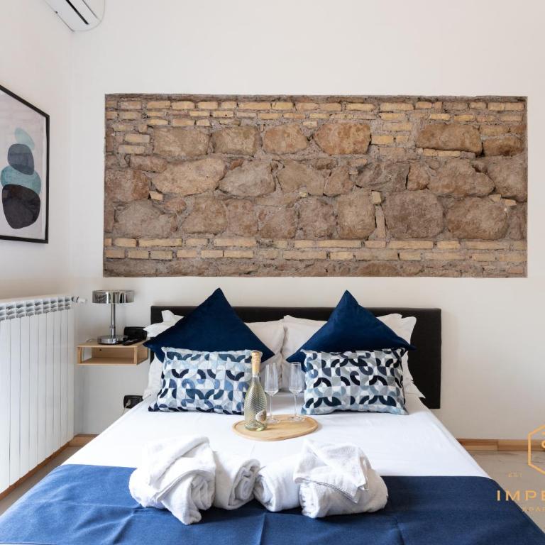 Imperium Vittorio Central Guesthouse - 4 BDR, City Center, 100mt to train station, pvt bathrooms, A-C - Camera Matrimoniale con Balcone - 4
