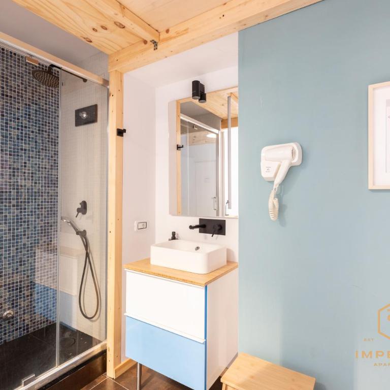 Imperium Vittorio Central Guesthouse - 4 BDR, City Center, 100mt to train station, pvt bathrooms, A-C - Camera Matrimoniale con Bagno Privato - 12