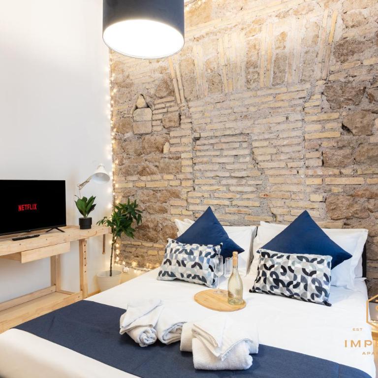 Imperium Vittorio Central Guesthouse - 4 BDR, City Center, 100mt to train station, pvt bathrooms, A-C - Camera Matrimoniale con Bagno Privato Esterno - 4