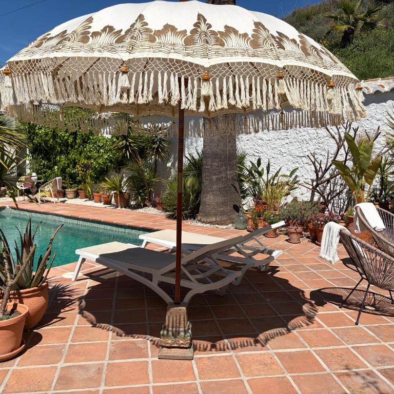 Casa Tragabalas - Habitación con cama extragrande y vistas a la piscina - 2