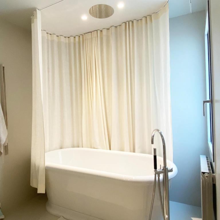 Newly Renovated Spacious Penthouse with Terrace - Three-Bedroom Apartment - 27