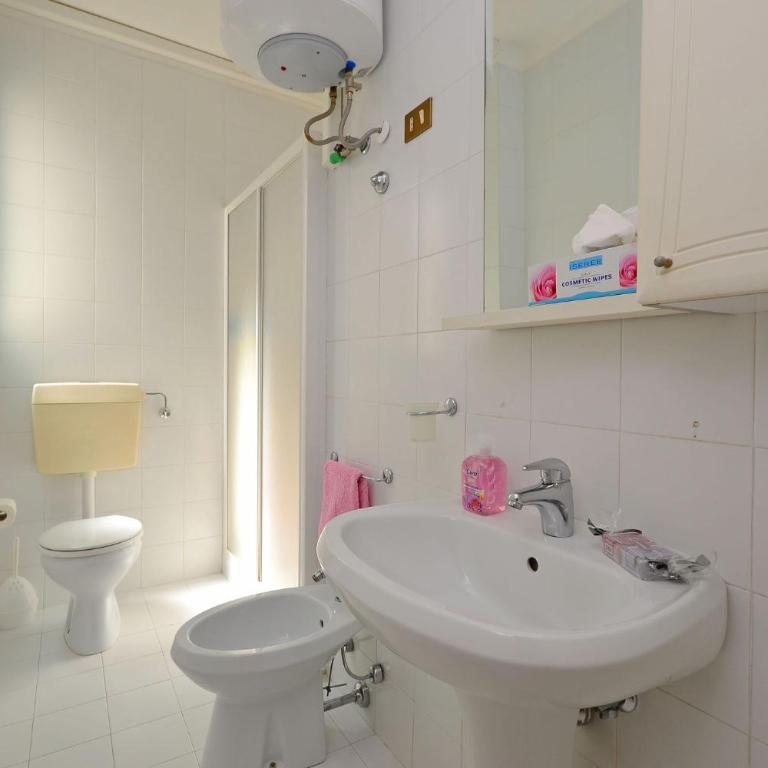 Spacious flat for groups with balcony - Apartment - 7