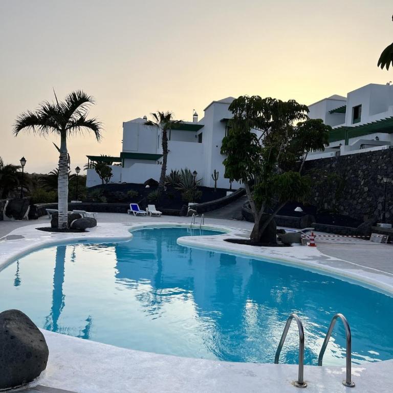 Casa Iris Ground Floor 2BR Apt Pool Walk to Beach & Town - Apartamento de 2 dormitorios con terraza - 5