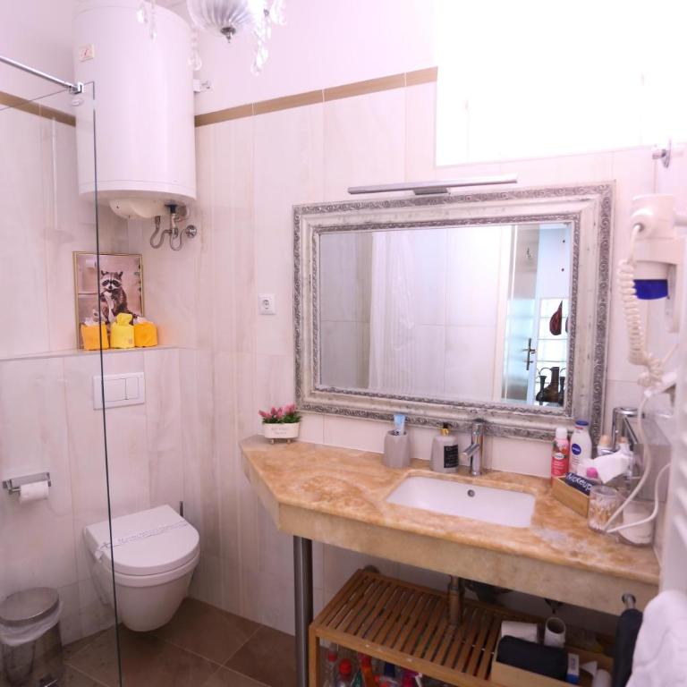 Main Street Retreat Apartment with Free Parking - Two-Bedroom Apartment - 29