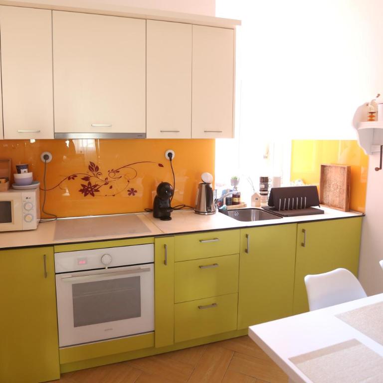 Main Street Retreat Apartment with Free Parking - Two-Bedroom Apartment - 16