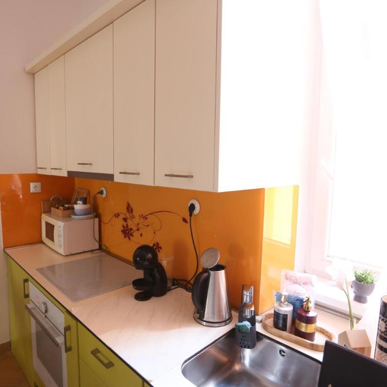 Main Street Retreat Apartment with Free Parking - Two-Bedroom Apartment - 33
