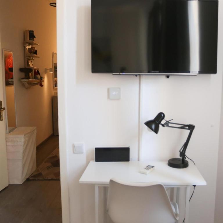 Main Street Retreat Apartment with Free Parking - Two-Bedroom Apartment - 41