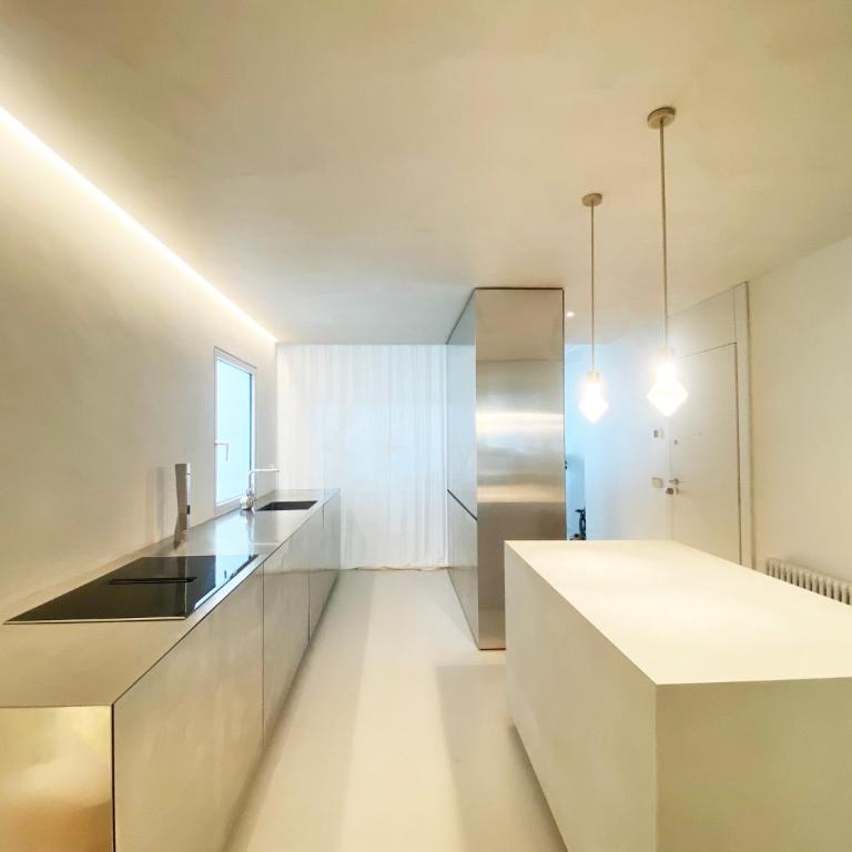 Newly Renovated Spacious Penthouse with Terrace - Three-Bedroom Apartment - 10