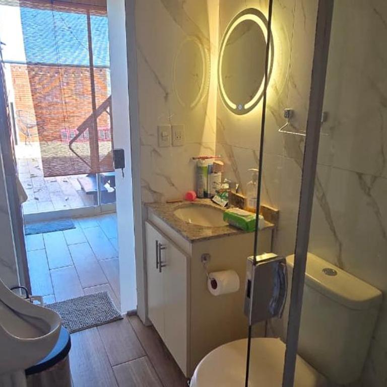 Cabaña con piscina y vista al lago - Three-Bedroom House - 3